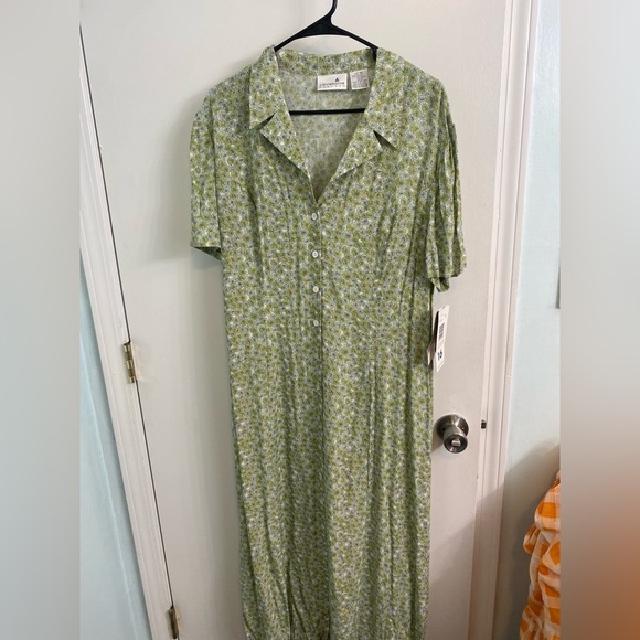 Liz Claiborne Dresses & Skirts - Liz Claiborne Light Green Floral Button-Front Maxi Dress